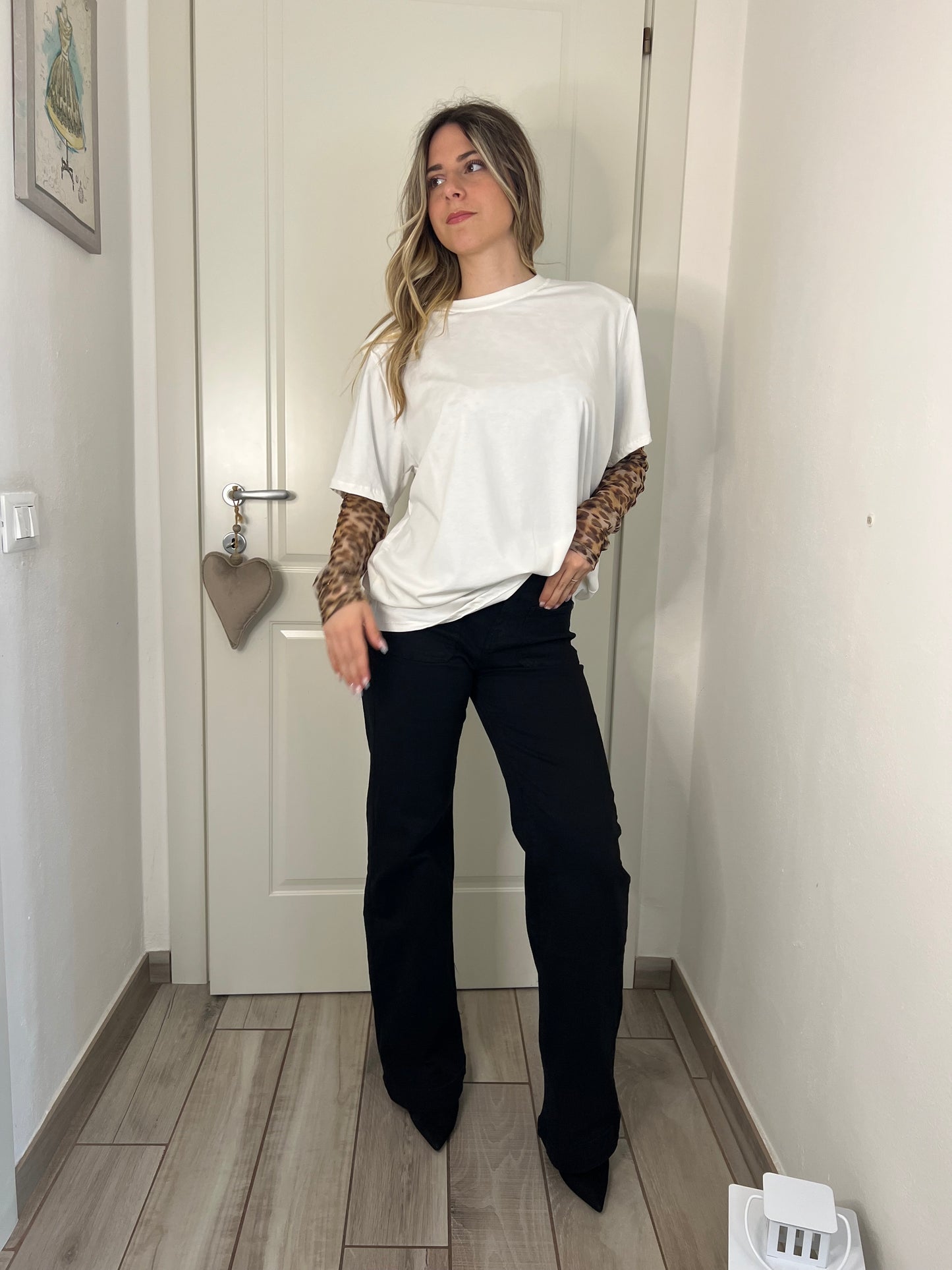 T-shirt con maniche leopardate bianca