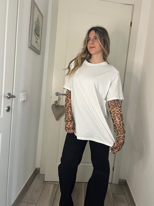 T-shirt con maniche leopardate bianca