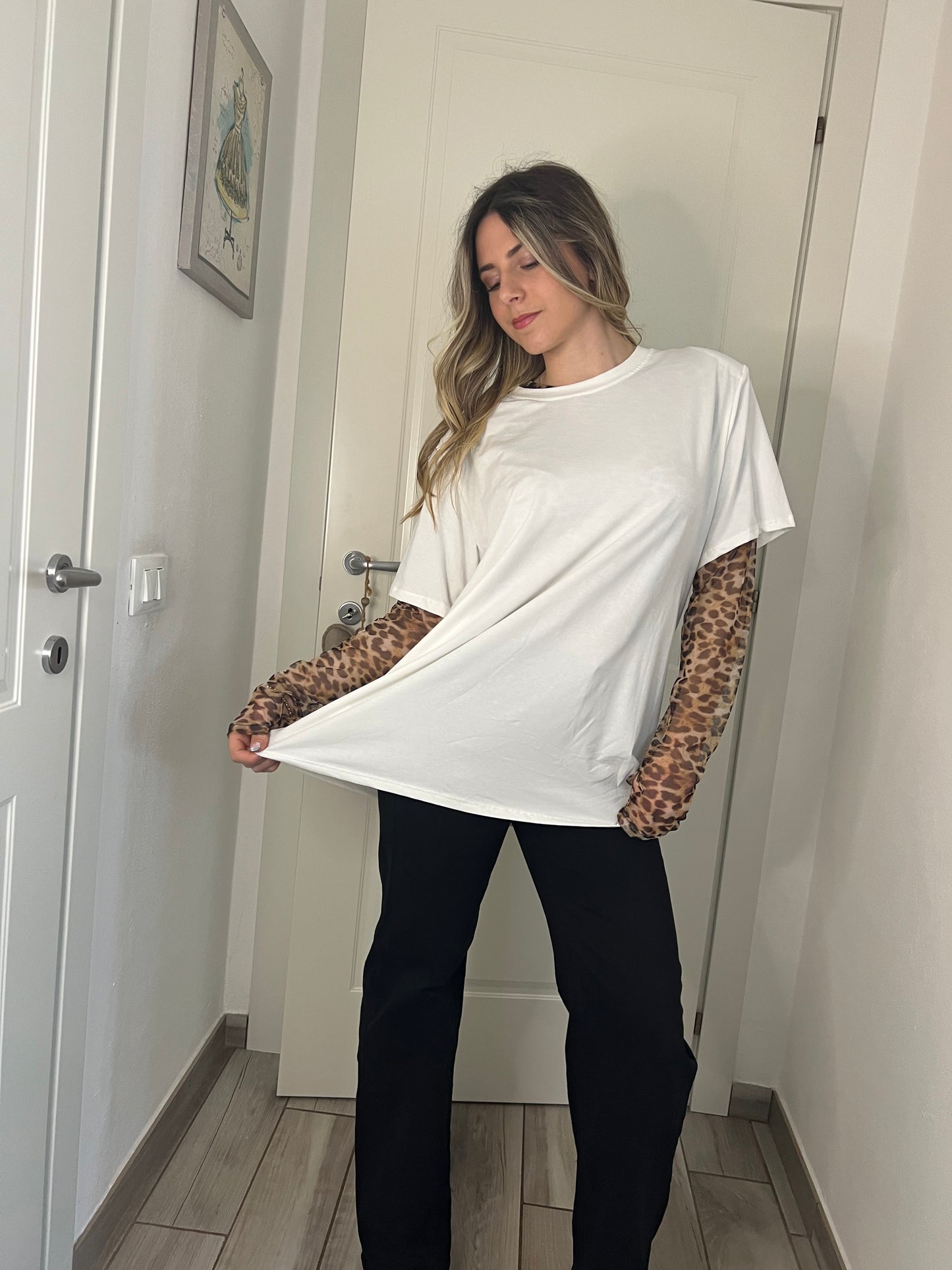 T-shirt con maniche leopardate bianca