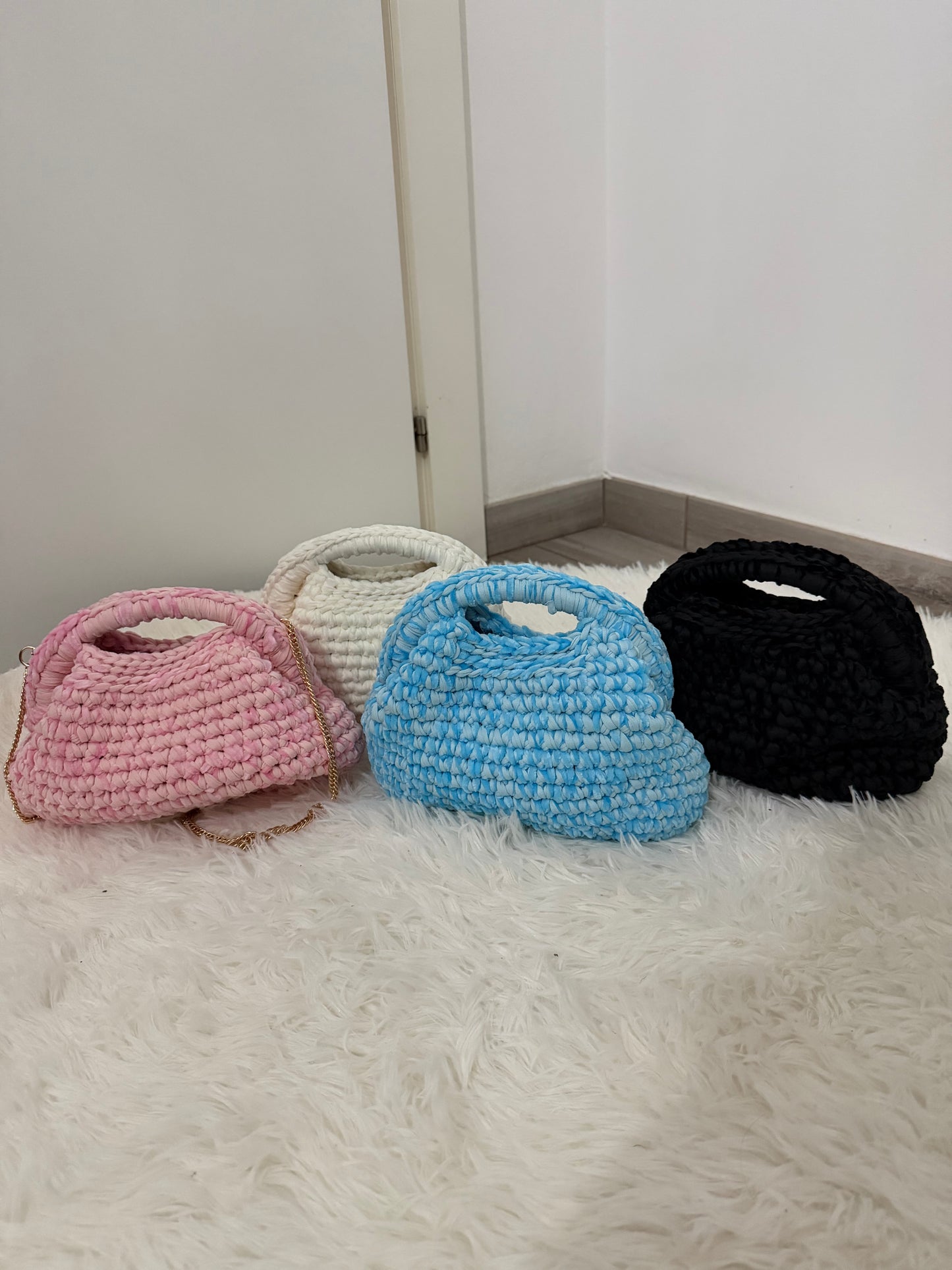 Clutch uncinetto in velluto con tracolla